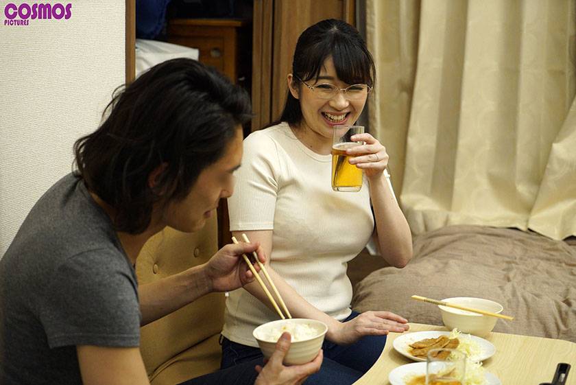 素人妻が一般大学生の自宅にコンドーム1つ渡され一泊 一度のゴ　サンプル画像1