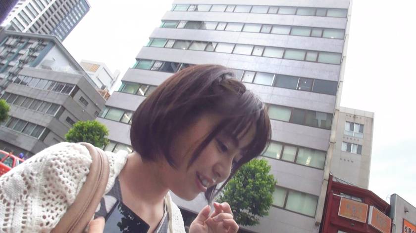 Fカップを揺らしながら歩いてた女の子にダメ元で声を掛けたら、 サンプル画像1