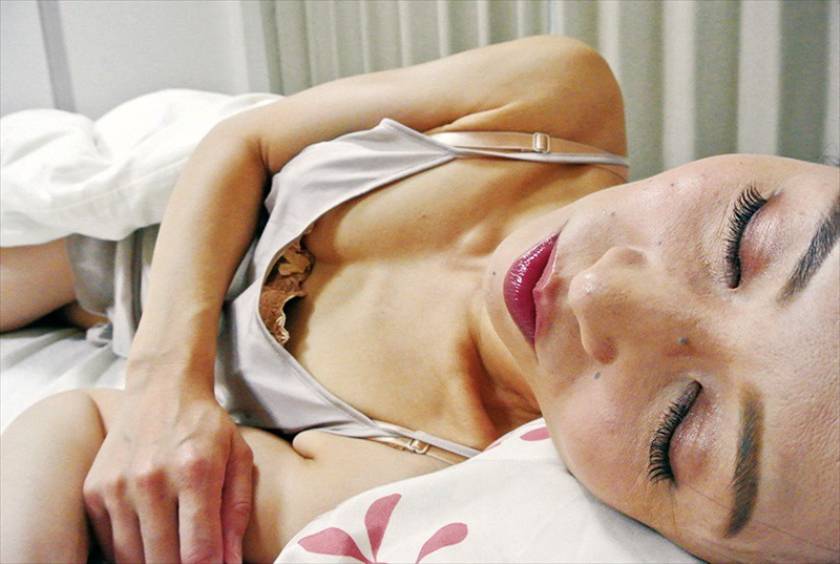 普通の人妻さんが自宅で酔わされてNTRセックスに至る緊迫ドキ　サンプル画像3