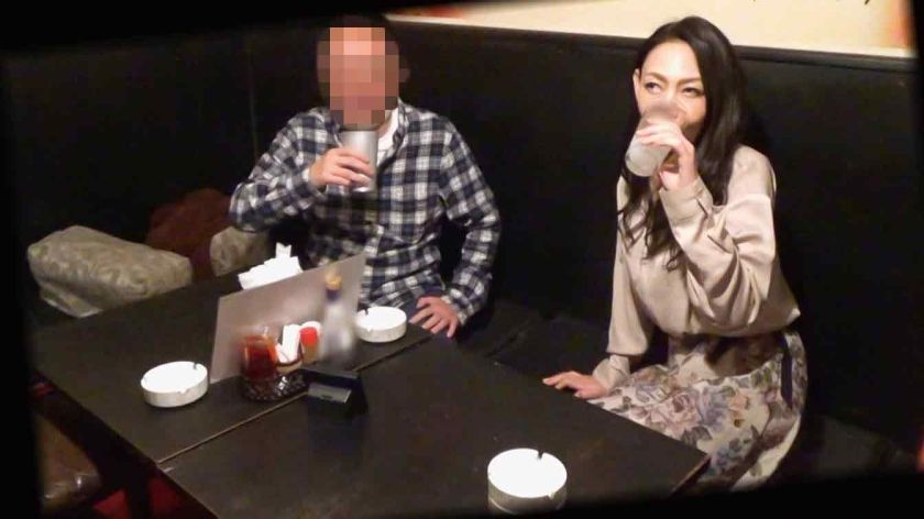 居酒屋で閉店まで一人飲みしているおばさんが●って物欲しそうな　サンプル画像5