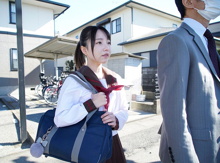 「気弱な子だと思ったら…」痴漢したオヤジを死角に連れ込み精子　サンプル画像6