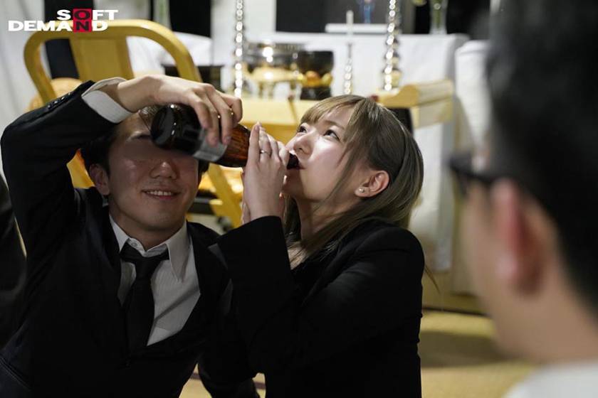 法事で7年ぶりに再会した同級生たちに酔わされ●●された金髪喪 サンプル画像6