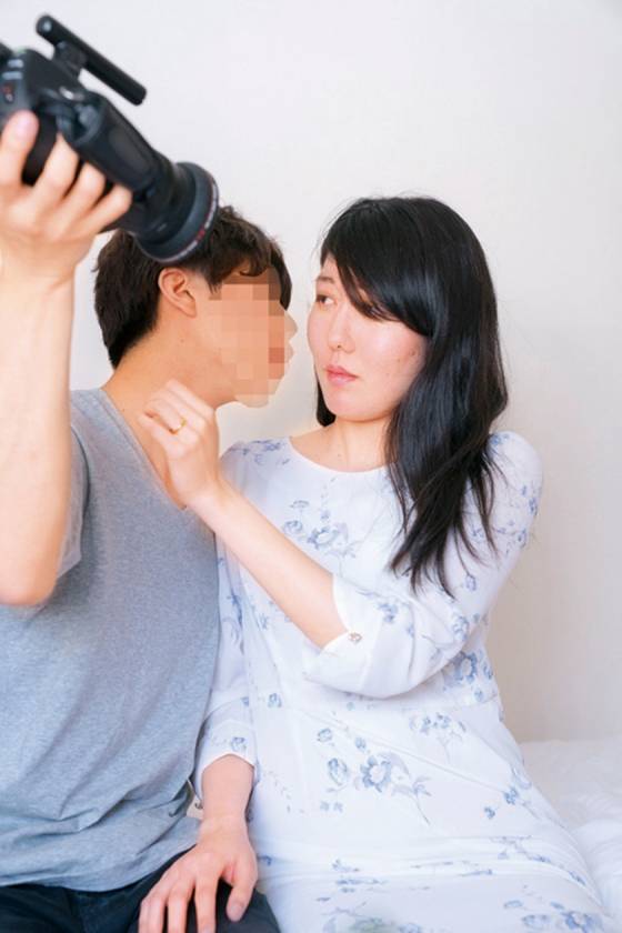 @新宿 地方の人妻限定 巨大バスターミナル前で訳アリ人妻をナンパしてみた 2 サンプル画像8