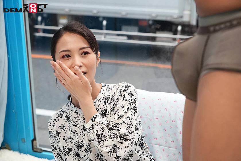 マジックミラー号 優しい子持ちのママにこっそりデカチンを見せ　サンプル画像1