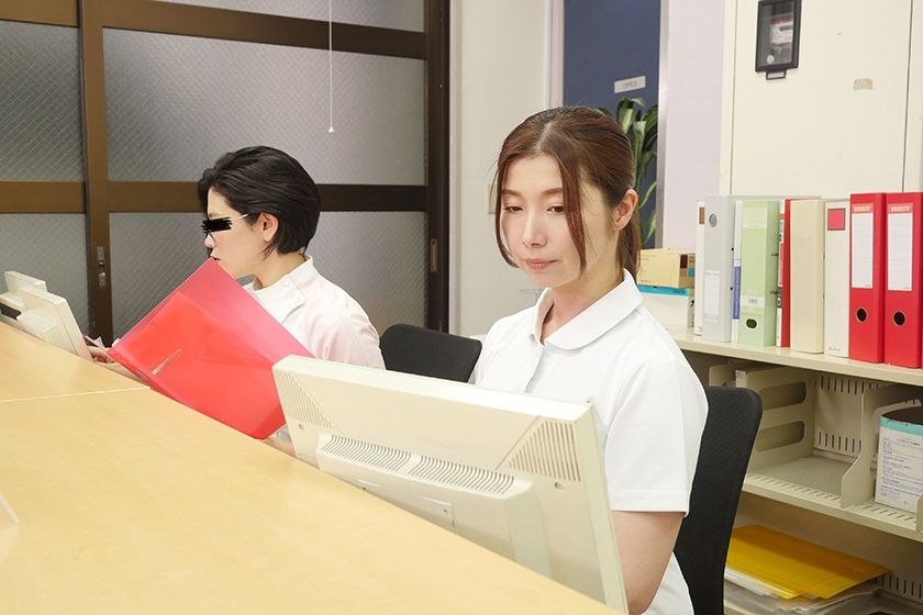 「採精室でイケメン患者と2人きり！不意打ち射精に驚き精子を採　サンプル画像2
