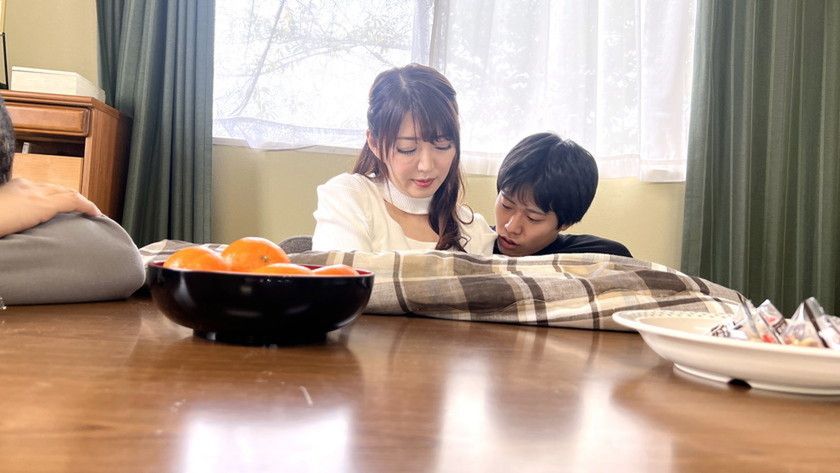 コタツの中でこっそり悪戯！！父親の再婚相手の義母との母子相●　サンプル画像3