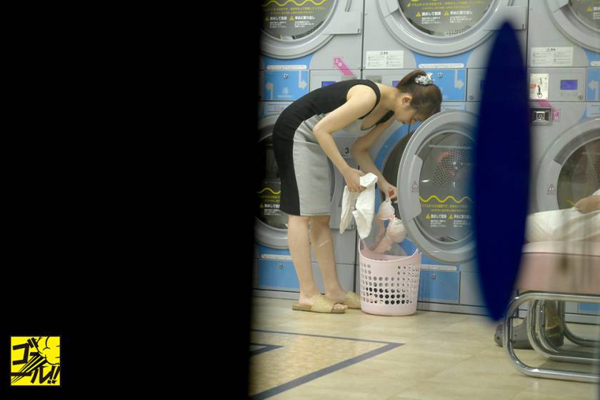 コインランドリーでナンパ！！ノーブラで洗濯に来た無防備娘に下　サンプル画像5