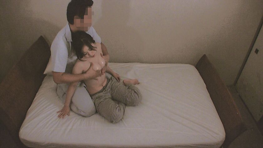 寝取られ妻隠し撮りダマ投稿 愛する妻が他人男の勃起ペ●スを咥　サンプル画像8