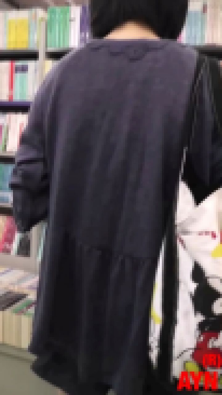 立ち読み中に撮影に気付いて逃亡するも、悔しくて撮影者を遠くから睨む少女。 サンプル画像