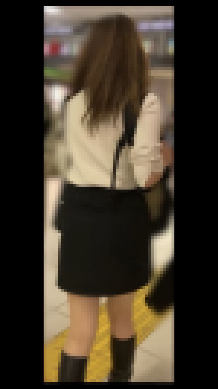 素人 027 痴女系女子電車内で着衣のまま立ちバックをご所望※お尻を突き出すシーン有 サンプル画像