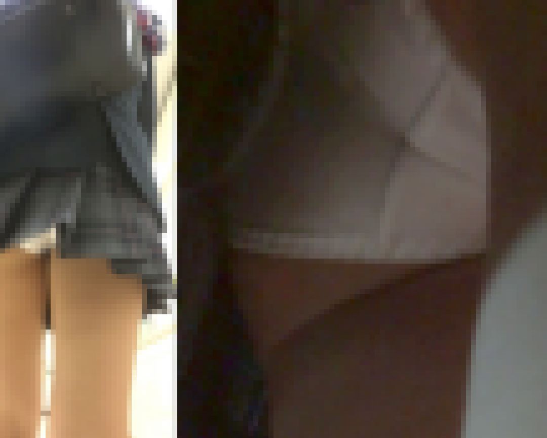 パンチラ盗撮 制服女子 ミニスカすぎて駅構内でもパンチラ見せつけ サンプル画像
