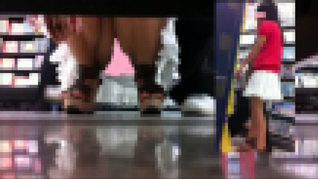 綺麗な奥様とOLのスカートの中の秘密しゃがみ編part7 サンプル画像