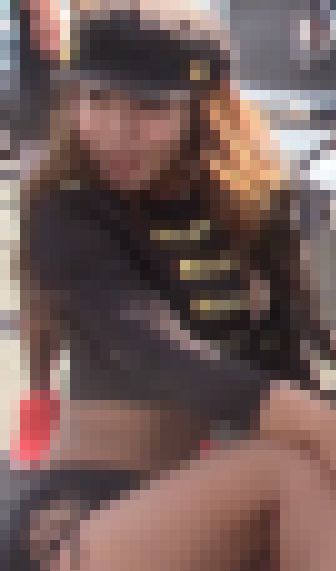 激写！スタイル抜群の美人モデル２人組のお尻食い込み＆生パン透け編① サンプル画像