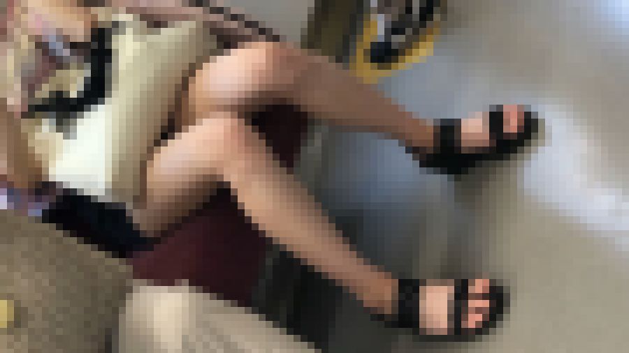 細くて長い生足　女子大生の短パン　出会いに感謝感激マジ勃起 サンプル画像