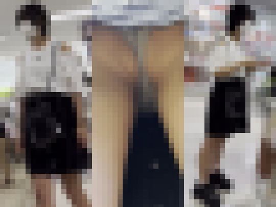 ★お嬢さんの逆さパンチラ動画　０８７ サンプル画像