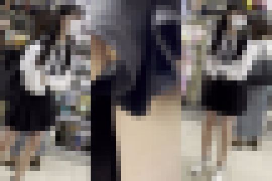 ★４人の制服ちゃんのハミ出しパンチラ動画　０９４ サンプル画像
