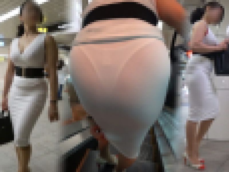 【フルHD 高画質】ハイレグＴバックの透け感がヤバい！！さすが大人のお姉さん、色気が半端ないです！！画像