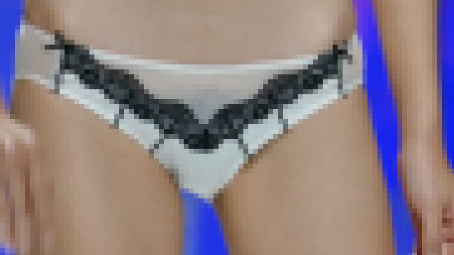 インナーがズレてる。マン毛やお尻透けまくりの鼻血もん連発なモデルショー サンプル画像