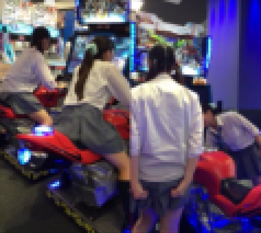 【500円】黒髪清楚な制服２人組！！バイクにまたがり食い込んだパンツを元の位置に、、、 サンプル画像