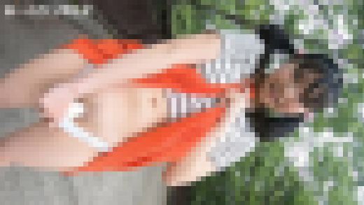 【声優女子は露散歩大好き♪公園で、人通りある通路で…】所構わずパンチラ、まんチラ当たり前！ちんぽ差出されたら喜んでフェラっちゃう サンプル画像