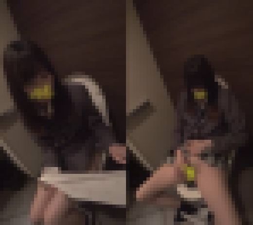 デパートのトイレでこっそりオナニーしちゃうJK サンプル画像