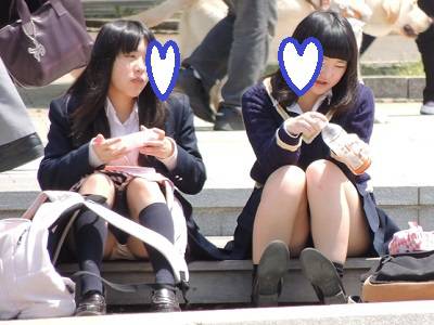 制服姿の可愛いコを発見！！（ＦＨＤ）大変です！！パンツが見えてますよ１０画像