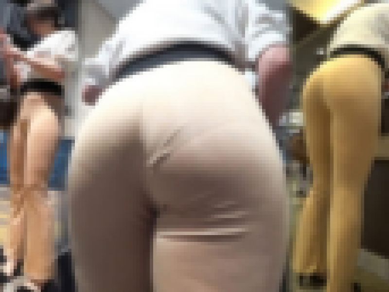 【フルHD 高画質】卑猥な下半身をさらけ出すドスケベお姉さん！！薄生地レギンスが股間を刺激！！ サンプル画像