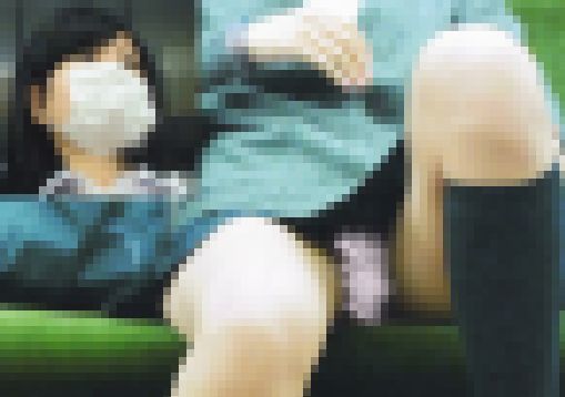 【対面盗撮】疲れきったお股はゆるゆる状態。誘惑されるがまま釘付けになる終電間際の制服パンチラに思わず、 サンプル画像