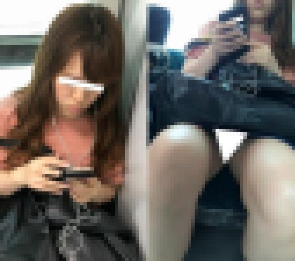 (電車対面）(顔出し)ミニタイトでふとももちゃんをむき出しにして…くぱぁ～とえっちなお股を展開する女子大生さんを定点観察!! サンプル画像