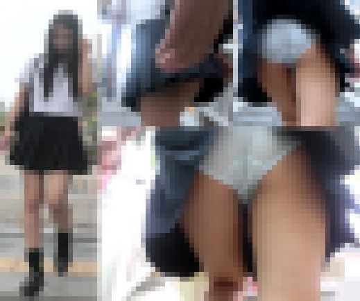 【鬼畜スカートめくり41】人目も気にせずめくっての制服女子のスジくっきりぴちパン食い込みエロ尻が丸出しに、、、 サンプル画像