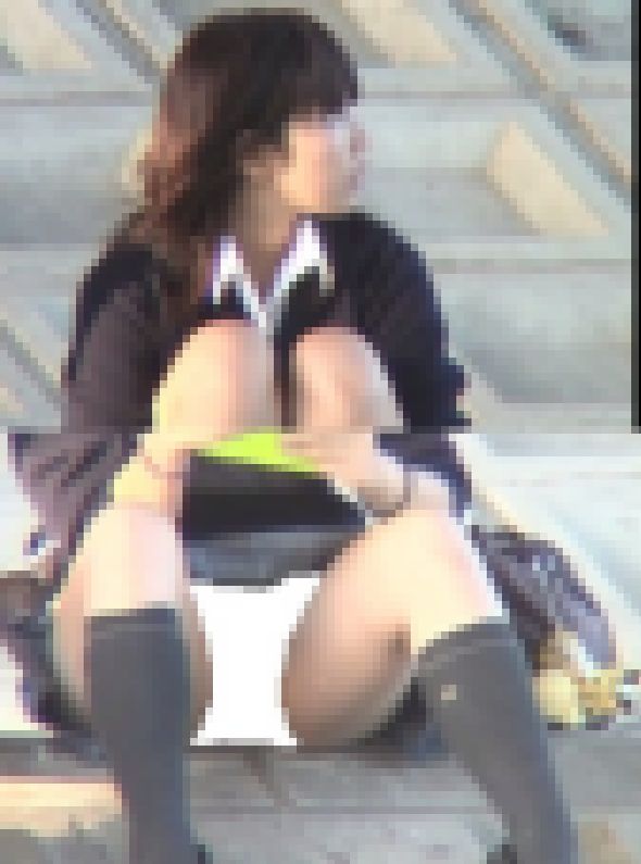 J○ 股開き 座りパンチラ 接写撮影 サンプル画像