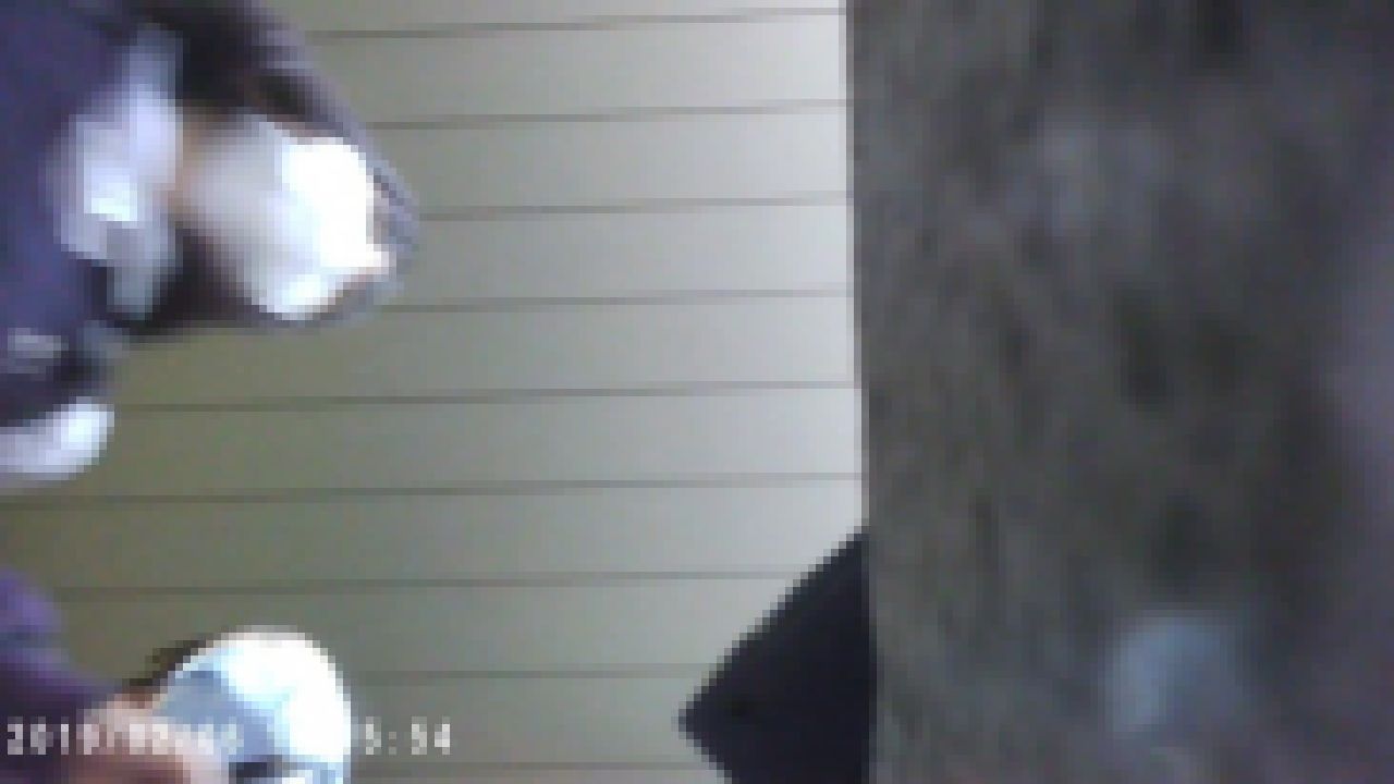 昇り階段真下からの眺め 秀才学生風のモデルたち1-2 サンプル画像