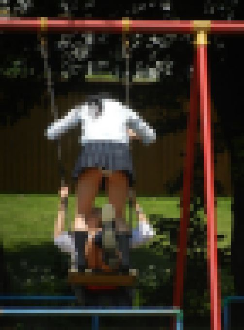 【放課後の公園風景】制服パンチラ サンプル画像