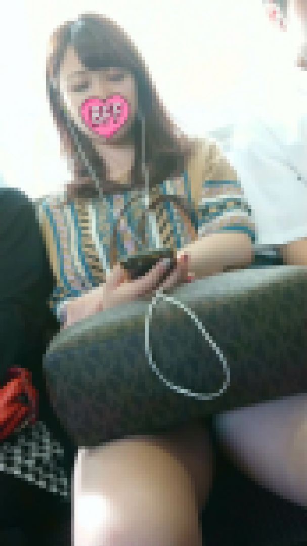 【電車】通学途中のミニスカ女を対面から撮影！！① サンプル画像