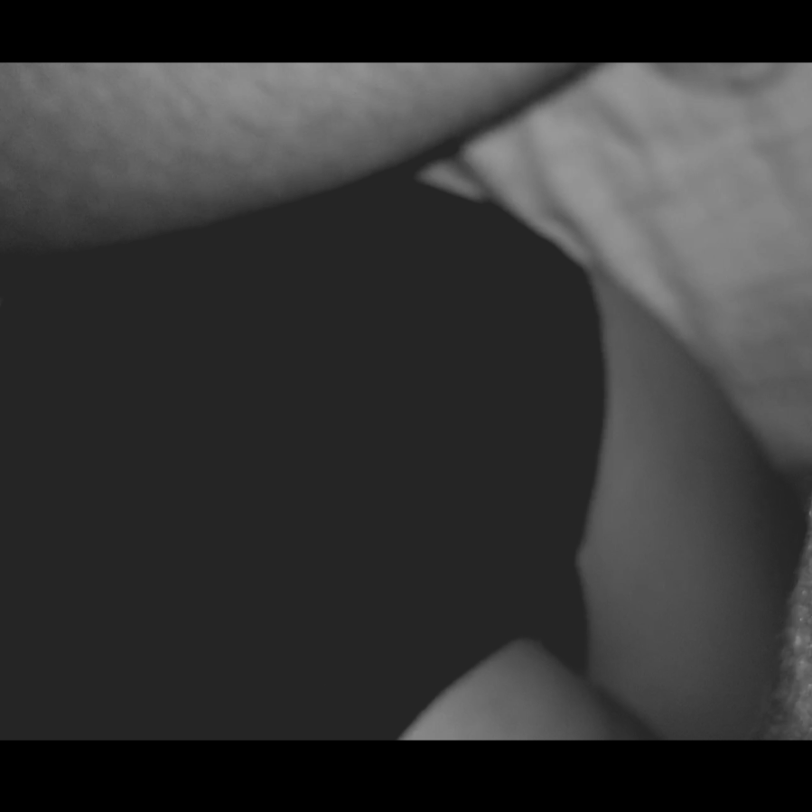 寝ている女友達のパンツを盗撮画像