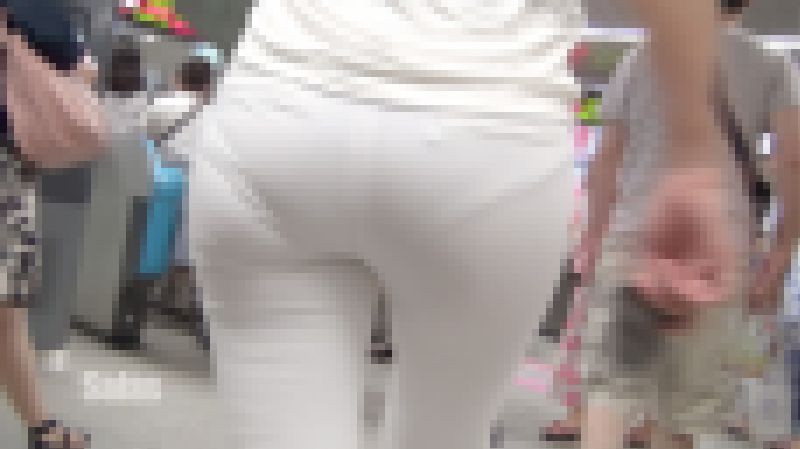 【FHD高画質】ピッタリすぎてお尻に謎のシミが…ラインクッキリ！白パン画像