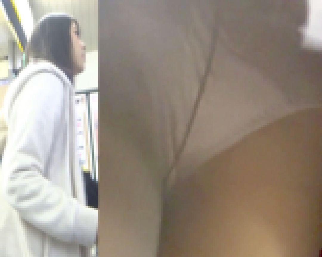 [★顔出し]パンチラ盗撮 女子大生 白パンツが黒パンストから透け透け サンプル画像