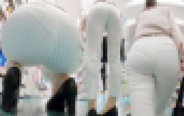 【尻ＨＤ】ストライプのパンツに思いっ切り喰い込んだパンティーライン透けさせる営業お姉さんｗ サンプル画像