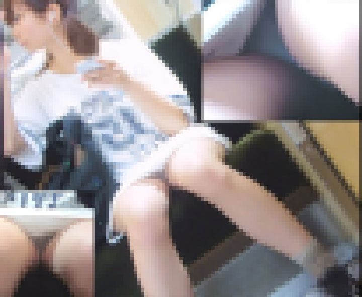 電車内ミニすぎてP丸見えな美少女の対面モロ見えパンチラ画像