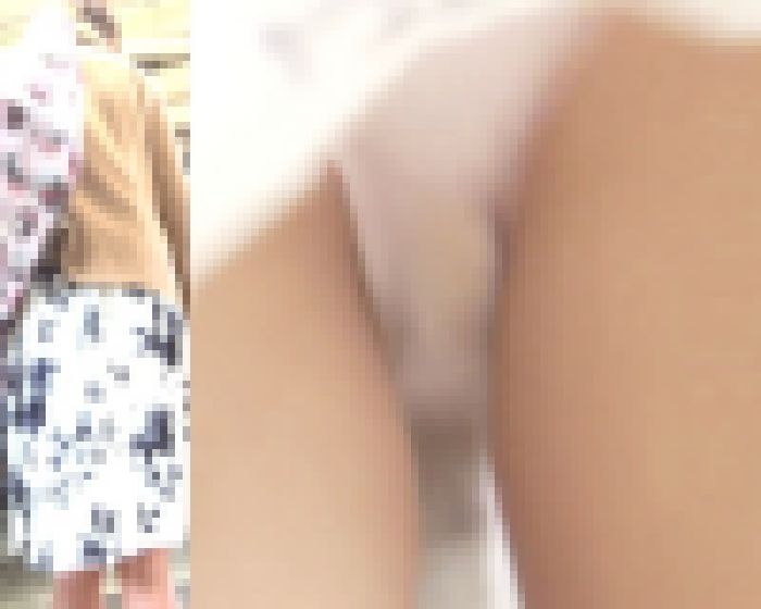 パンチラ盗撮 女子大生 ピンクパンツを階段でこっそり撮影 サンプル画像
