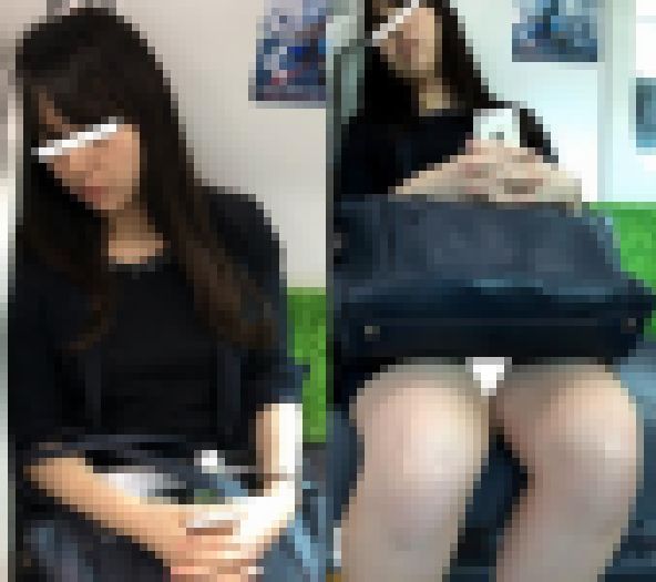 (電車対面）(顔出し）短めタイトスカートから…色白のむっちりふとももをむき出しにして…ぐったりするOLさんを観察してみました!!画像