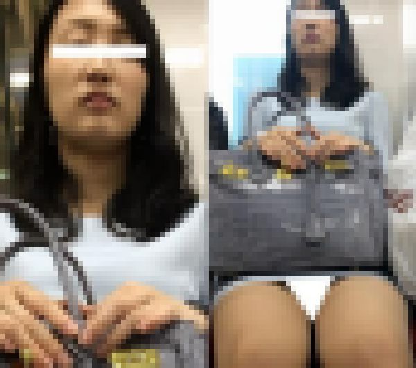 (電車対面）(顔出し)ライトブルーのワンピースをお召になったお上品な感じの若奥様…ミニタイトで攻めるお姿を観察してみました!!画像