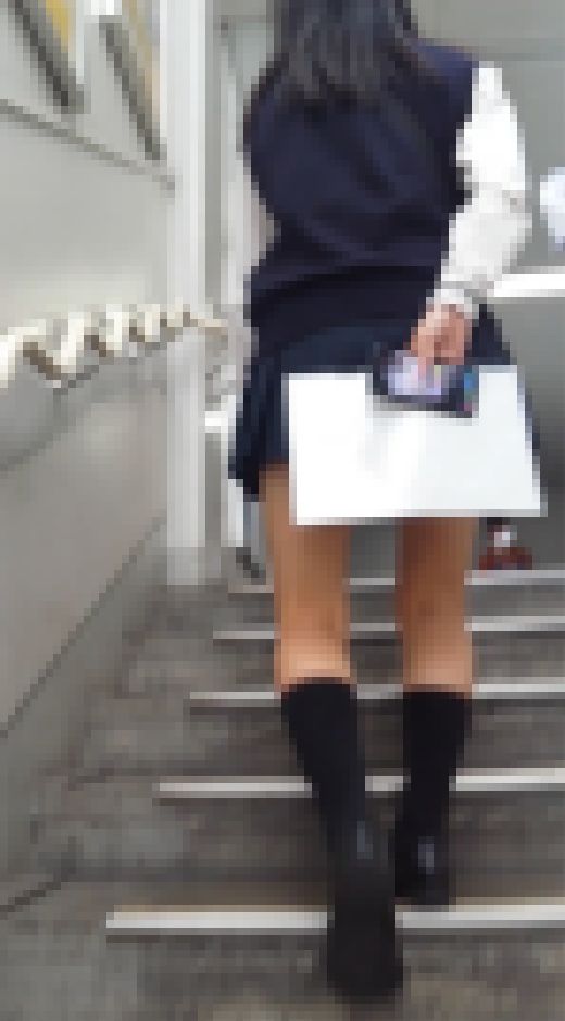 こちらを睨む対面JK画像