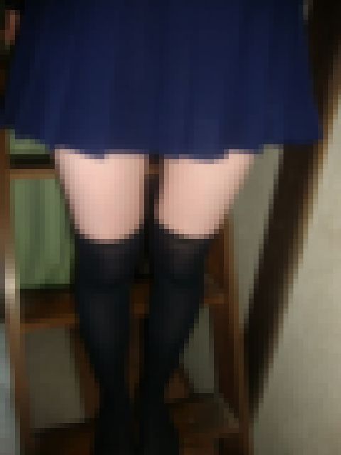 本物制服撮影　ツインテール　セーラー服　ミニスカニーハイ画像　2 サンプル画像