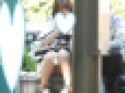 お座りお姉さん発見！！（ＦＨＤ）大変です！！パンツが見えてますよ３７ 画像