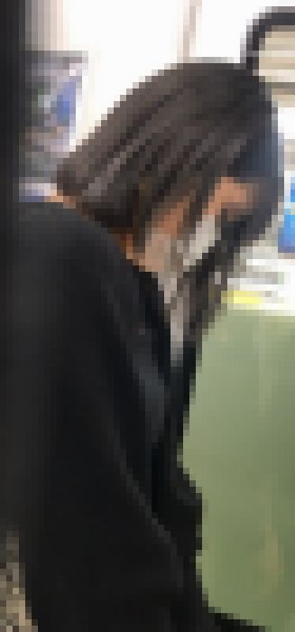 ﾊﾞｯｸﾘ開いた胸元を異様に気にする女良を視姦＾＾ サンプル画像