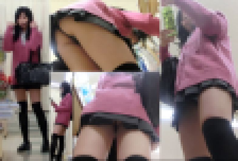 激ミニTバックからハミ出てます、、、太ももがエロいJKの生尻に食い込むパンツを盗撮 ～ サンプル画像