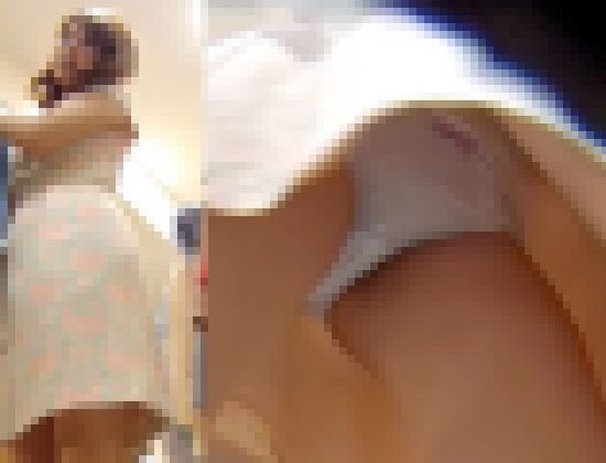 【未収録シーン再編集】FHD高画質パンチラ逆さ撮り　これぞ！ザ・エロカワ店員さん！　エッチなフロント見えまくりです！　 サンプル画像