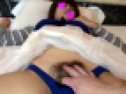 【寝込みイタズラ動画】ぐっすり●る彼女の剛毛マ○コから飛び出すデカクリを… ★FULL HD サンプル画像