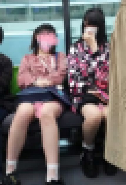 ミニスカバンギャ2人組視姦＾＾ 画像